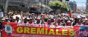 un-grupo-de-gremiales-marcha-en-el-ce_101-9579990_20240729150140