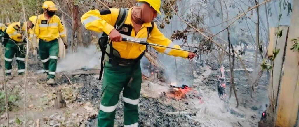 bomberos-volintarios-operan-en-un-pu_101-10098729_20241003134648 (1)