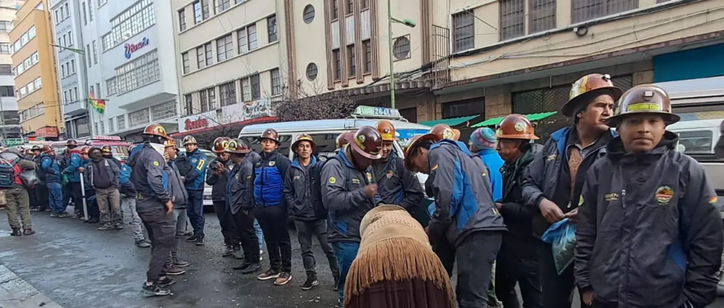 un-grupo-de-mineros-protesta-en-puer_101-11732147_20250423115424