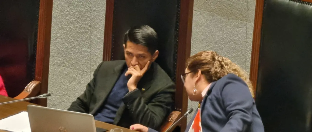 residente-del-senado-andronico-rodr_101-11854048_20250507151157
