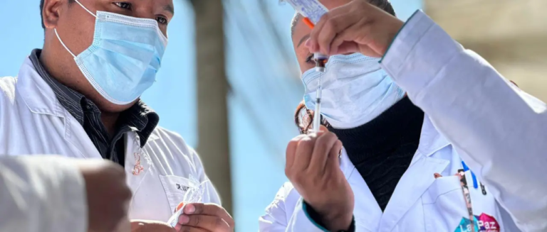 dos-funcionarios-de-salud-en-la-vacu_101-12304951_20250624120155